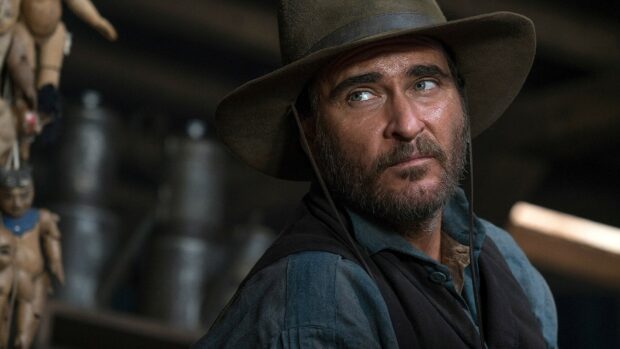A man wearing a wide brimmed hat looks thoughtfully to the side in The Sisters Brothers, HD Desktop Wallpaper