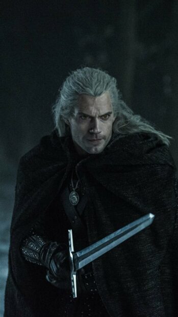 A man with white hair prepares for battle holding a sword from The Witcher Tv Series, 2K Mobile Wallpaper