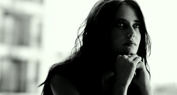 A thoughtful Eva Green looks upward with a pensive expression in this monochrome portrait, 2K Desktop Wallpaper