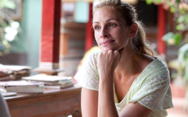 Julia Roberts wallpapers show her in a calm and reflective mood at a cozy setting, HD Desktop Wallpaper