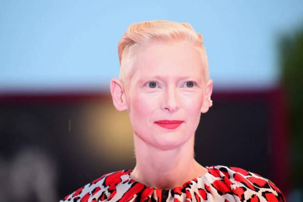 Tilda Swinton is wearing a red and white patterned top with short blond hair, 2K Desktop Wallpaper