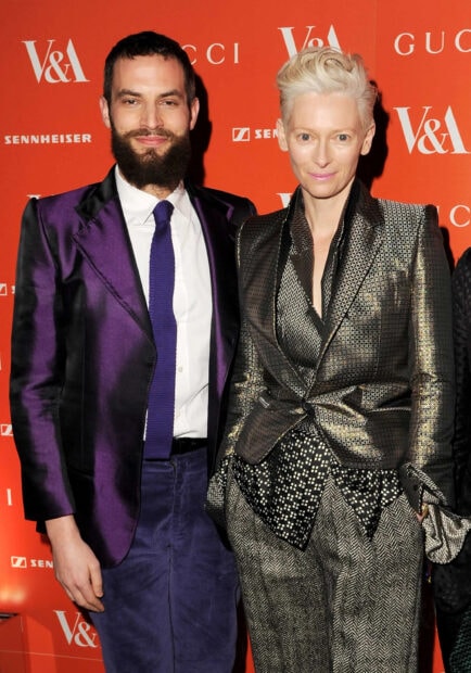 Tilda Swinton stands next to a man in a purple suit at a V&A event, 2K Mobile Wallpaper