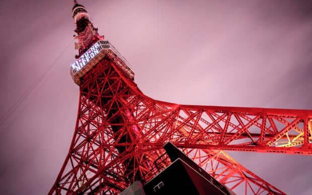 The red Tokyo Tower is brightly lit at night under a purple sky, 2K Desktop Wallpaper