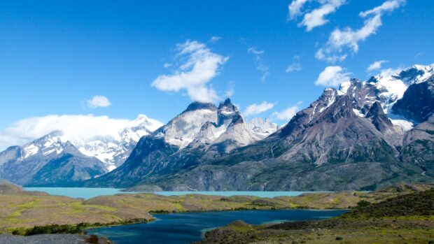 The Torres Del Paine National Park shows snow capped mountains and clear lakes under a blue sky, 2K Desktop Wallpaper