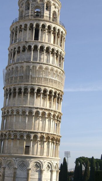 The Tower of Pisa shows intricate arches and columns under a clear sky, HD Mobile Wallpaper