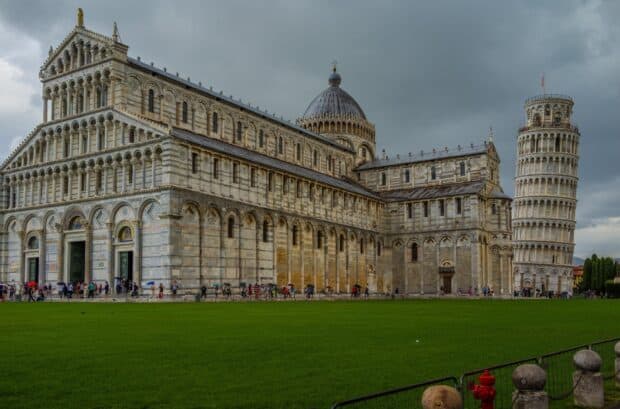 The Tower of Pisa stands beside the cathedral under cloudy skies, HD Desktop Wallpaper