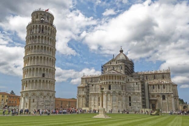 The Tower of Pisa stands beside the cathedral with many tourists around, HD Desktop Wallpaper