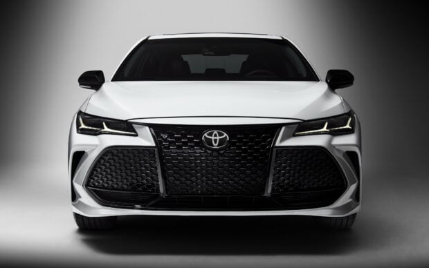 The Toyota Avalon front grille and headlights are shown in a white car, HD Desktop Wallpaper