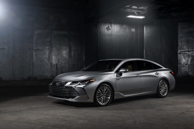 A silver Toyota Avalon is parked in a dark concrete garage with a modern design, HD Desktop Wallpaper