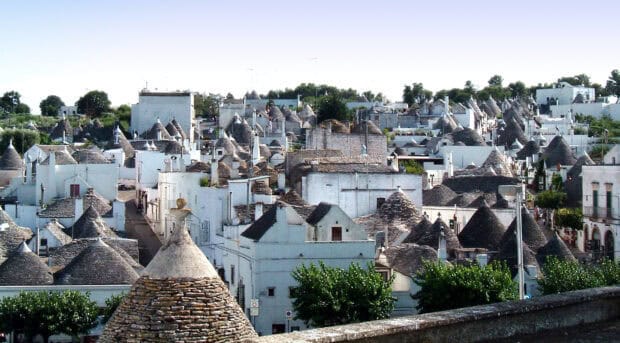 The landscape of Alberobello shows traditional stone houses with cone shaped roofs, HD Desktop Wallpaper