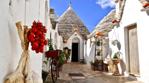 A street view with traditional Alberobello houses and decorations, HD Desktop Wallpaper
