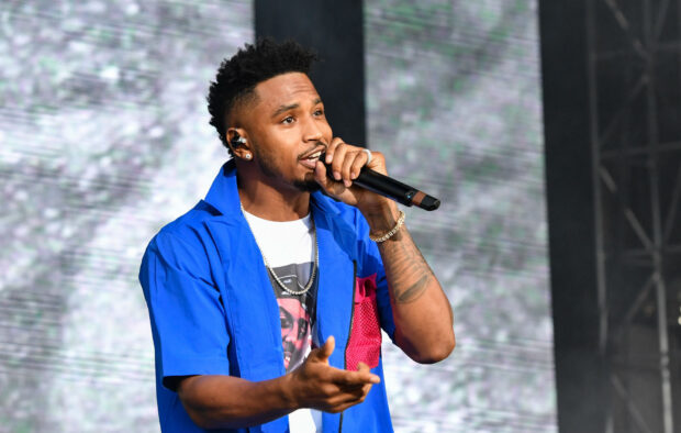 Trey Songz wallpapers show him singing with a microphone wearing a blue shirt, HD Desktop Wallpaper