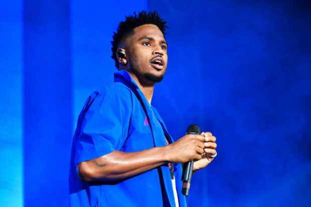 Trey Songz is singing with a microphone wearing a blue shirt, HD Desktop Wallpaper