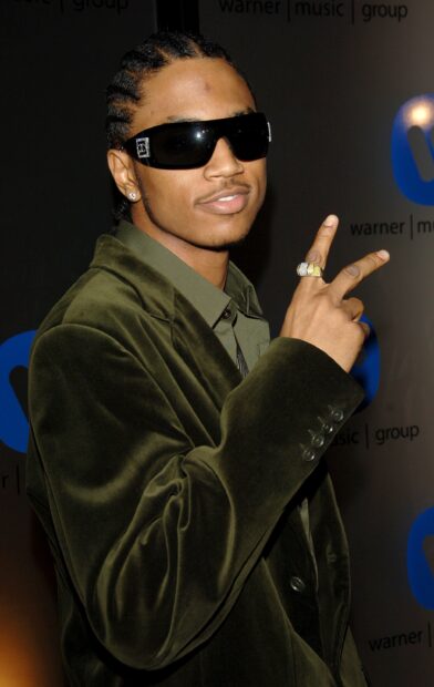 Trey Songz wallpapers features him wearing sunglasses and a green velvet jacket, 2K Mobile Wallpaper