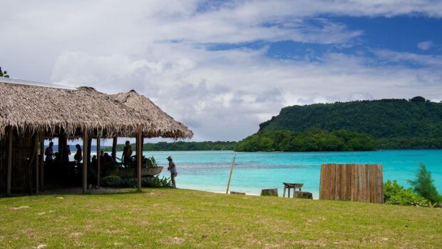 A peaceful lagoon with turquoise water and a palm hut in Espiritu Santo Vanuatu, HD Desktop Wallpaper