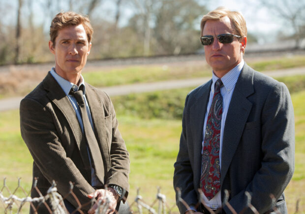 Two detectives from True Detective TV series stand outside, 2K Desktop Wallpaper