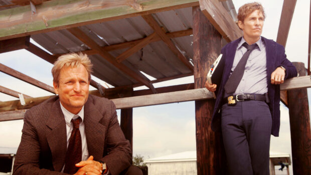 Two detectives from True Detective tv series stand under a rustic shelter during an investigation, HD Desktop Wallpaper