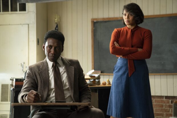 A man and woman discuss a case in a room from True Detective Tv Series, HD Desktop Wallpaper