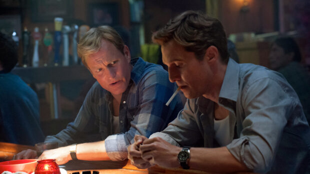 Two men having an intense conversation in a dimly lit bar from the True Detective tv series, HD Desktop Wallpaper