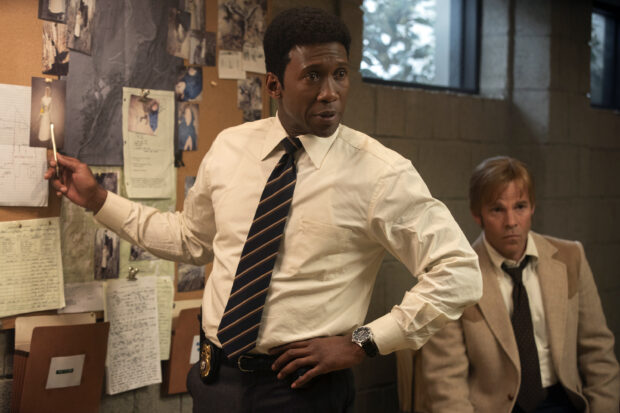 A detective discusses evidence on the board in the True Detective TV series, 2K Desktop Wallpaper