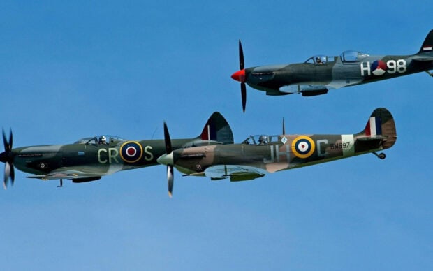 A pair of Hawker Hurricane airplanes flying side by side in clear sky, HD Desktop Wallpaper