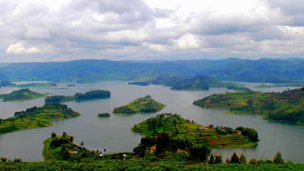 A peaceful view of islands and greenery in Uganda with a cloudy sky, HD Desktop Wallpaper