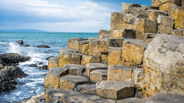 The Giants Causeway features distinct hexagonal rock columns along the coastline, 4K Desktop Wallpaper
