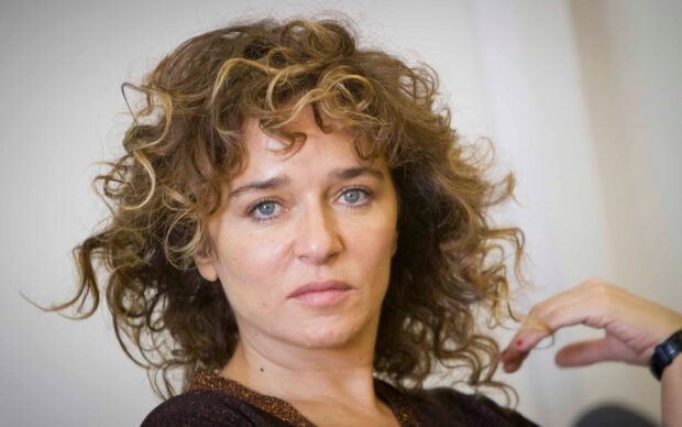 Valeria Golino wallpapers show a woman with curly hair and blue eyes, 2K Desktop Wallpaper