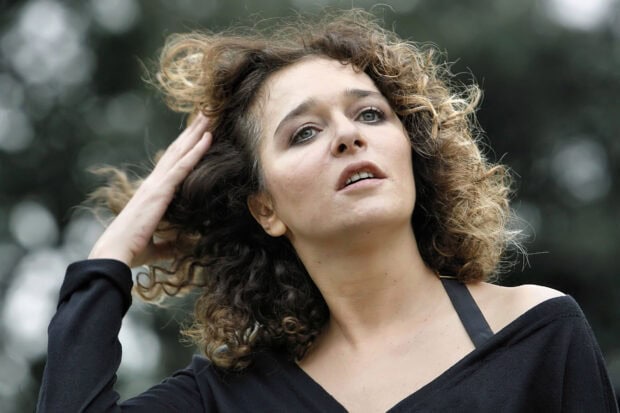 A close up of Valeria Golino posing outdoors with her hand in her hair, HD Desktop Wallpaper