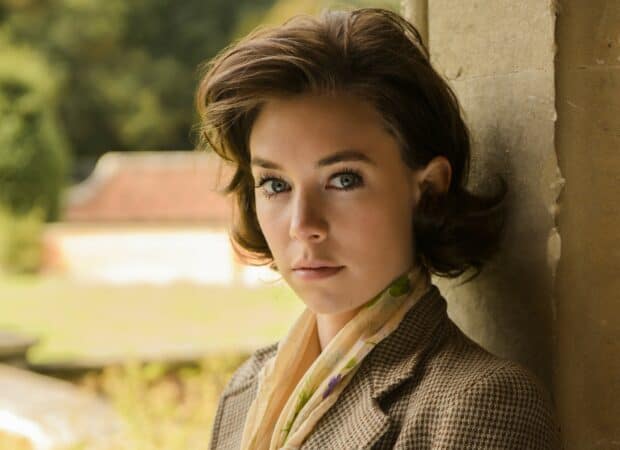 Vanessa Kirby stands near a stone pillar looking calmly into the camera, HD Desktop Wallpaper