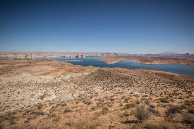 A vast view of Lake Mead stretches across the desert landscape under a clear sky, HD Desktop Wallpaper