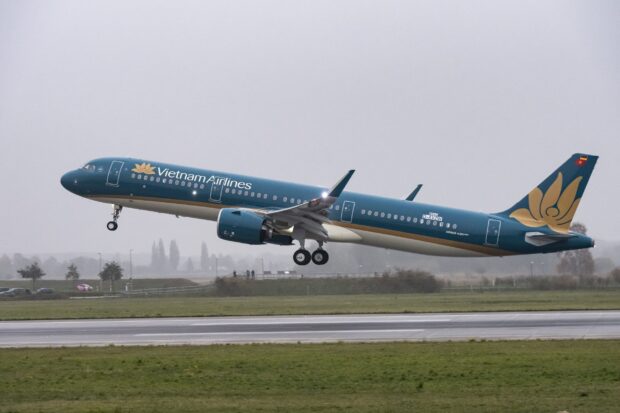 A Vietnam Airlines aircraft is taking off from the runway during a cloudy day, 2K Desktop Wallpaper