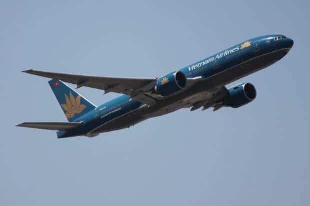 A Vietnam Airlines plane is flying clearly against a blue sky, HD Desktop Wallpaper