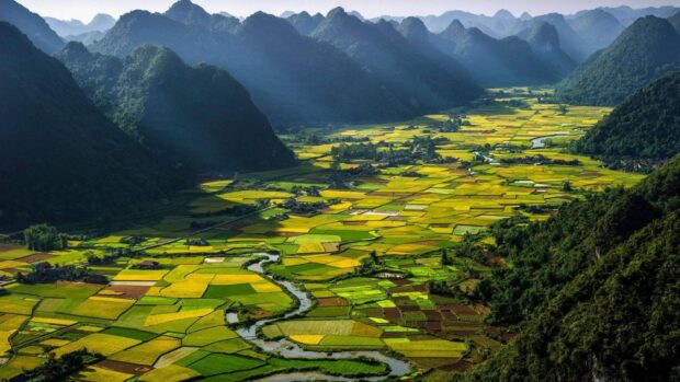 Vietnam Wallpapers showing winding river and mountains, HD Desktop Wallpaper