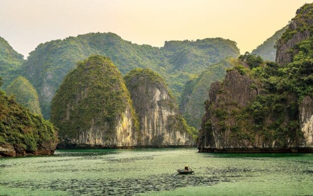 A boat floats among limestone cliffs in Vietnam Wallpapers, 2K Desktop Wallpaper