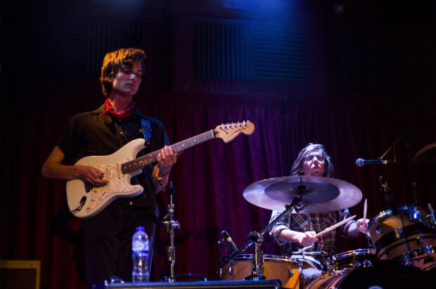 Vundabar band performing live with guitar and drums, HD Desktop Wallpaper