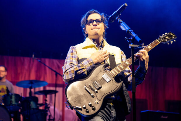A musician playing guitar during a Weezer concert, HD Desktop Wallpaper