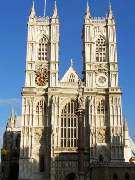 A view of Westminster Abbey with clear blue sky in the background, HD Desktop Wallpaper