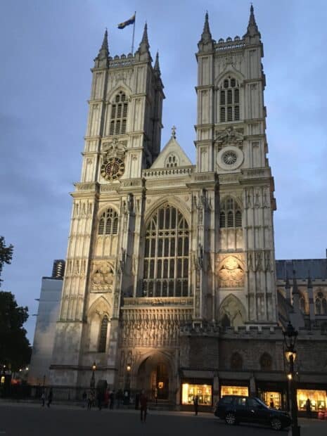 The illuminated Westminster Abbey towers are visible in the evening sky, HD Desktop Wallpaper