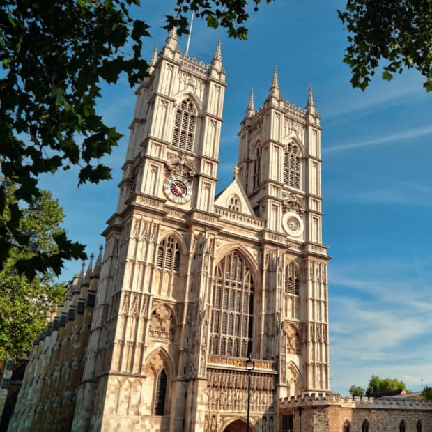 The Westminster Abbey shows intricate gothic architecture with blue sky, HD Desktop Wallpaper