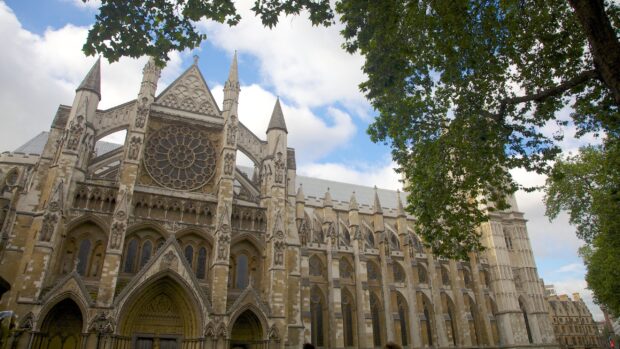 Westminster Abbey features detailed gothic architecture under a blue sky, 2K Desktop Wallpaper