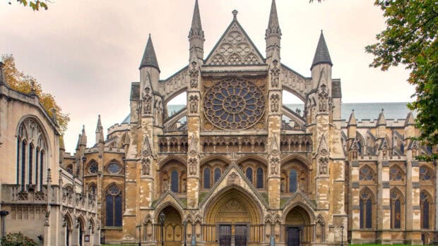 The historic architecture of Westminster Abbey features detailed Gothic design, HD Desktop Wallpaper