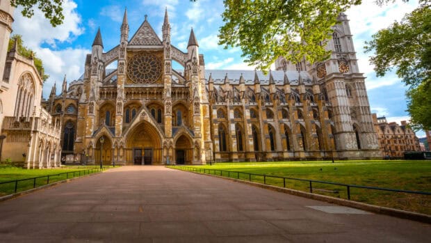 The sunlight brightens Westminster Abbey with blue skies and green trees, HD Desktop Wallpaper