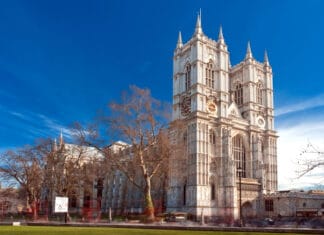 Westminster Abbey stands tall with a clear blue sky in the background, 4K Desktop Wallpaper