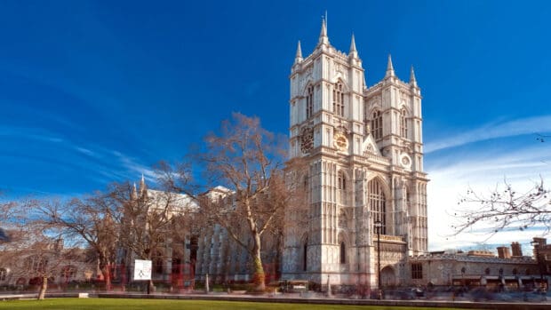 Westminster Abbey stands tall with a clear blue sky in the background, 4K Desktop Wallpaper