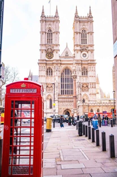 The Westminster Abbey with a classic red telephone booth is a busy London street scene, HD Mobile Wallpaper