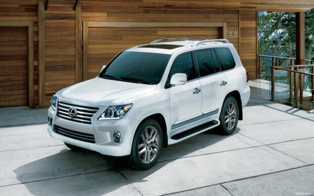 A white Lexus LX is parked in front of a wooden house with a scenic background, 2K Desktop Wallpaper