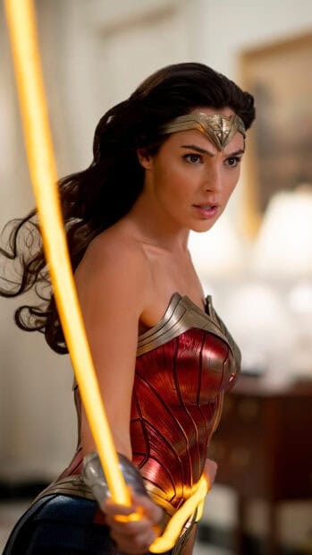 A focused Wonder Woman holds her glowing lasso ready for battle, 4K Mobile Wallpaper
