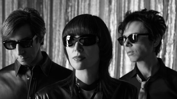 A black and white portrait of the Yeah Yeah Yeahs band members wearing sunglasses, 2K Desktop Wallpaper