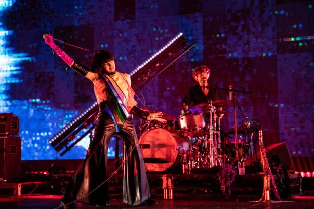 The lead singer performs energetically with the band playing behind, Yeah Yeah Yeahs Wallpapers, 2K Desktop Wallpaper